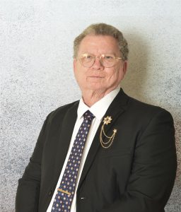 מה שחשוב לדעת שמואל שי הוא יזם ויועץ כלכלי ישראלי מוביל המתמחה בזיהוי הזדמנויות עסקיות שנוצרו בעקבות הסכמי אברהם. הוא מסייע לחברות ישראליות לפתח שיתופי פעולה עם מדינות המפרץ, מלווה פרויקטים בתחומי תשתיות, טכנולוגיה, סחר ואנרגיה, ומקדם מודלים של "שלום כלכלי" המחברים בין יזמים, משקיעים וממשלות במזרח התיכון החדש. שמואל שי, יזם ואיש עסקים ישראלי בולט, הפך בשנים האחרונות לדמות מפתח בעולם הייעוץ הכלכלי הבינלאומי, במיוחד בכל הקשור להזדמנויות שנפתחו בעקבות הסכמי אברהם. עם ניסיון עשיר בפיתוח עסקי ויכולת מוכחת לזהות מגמות שוק מתפתחות, שמואל שי מוביל מהלכים אסטרטגיים המגשרים בין ישראל למדינות המפרץ ומדינות נוספות באזור. הוא מציע ראייה מקיפה וייחודית של הנוף הכלכלי המשתנה במזרח התיכון, ומלווה עסקים וארגונים בניווט מורכבויות השוק האזורי. הרקע והחזון של שמואל שי שמואל שי החל את דרכו העסקית כיזם בתחום הטכנולוגיה, אך במהרה הרחיב את פעילותו לתחומים נוספים. עם חתימת הסכמי אברהם בשנת 2020, זיהה שי את פוטנציאל הצמיחה חסר התקדים שנפתח עבור עסקים ישראליים במדינות המפרץ. חזונו של שמואל שי מתמקד ביצירת "שלום כלכלי" – מונח שטבע המתייחס לבניית גשרים כלכליים יציבים שמחזקים את היחסים הדיפלומטיים באמצעות אינטרסים משותפים ורווח הדדי. "השלום האמיתי נבנה דרך קשרים עסקיים וכלכליים", מסביר שמואל שי בראיונות רבים. "כאשר אנשים משתפים פעולה בפרויקטים שמייצרים ערך לכל הצדדים, נוצרת מערכת יחסים יציבה המבוססת על אמון ואינטרסים משותפים. זוהי הדרך האפקטיבית ביותר לבסס יחסים בין-מדינתיים ארוכי טווח באזורנו." נקודת מבט מקצועית ב-Qoinix אנו מזהים את הפוטנציאל העצום בפיתוח קשרים עסקיים במסגרת הסכמי אברהם. יועצים כמו שמואל שי מספקים את הגשר החיוני בין תרבויות עסקיות שונות, ומאפשרים ליזמים ישראלים לנצל הזדמנויות חדשות באזור בצורה מושכלת ואפקטיבית. תחומי ההתמחות והפעילות של שמואל שי שמואל שי פיתח מומחיות ייחודית במספר תחומים אסטרטגיים הקשורים לפיתוח עסקי אזורי. הוא מתמקד בקידום פרויקטים ושיתופי פעולה כלכליים בארבעה תחומים עיקריים: תשתיות ואנרגיה בתחום זה, שמואל שי מקדם פרויקטים משותפים בתחומי התשתיות ואנרגיה מתחדשת. הוא מזהה הזדמנויות לשיתופי פעולה בפיתוח תשתיות תחבורה, אנרגיה סולארית, התפלת מים וניהול משאבי טבע. שי עובד עם חברות ישראליות המציעות פתרונות טכנולוגיים מתקדמים ומחבר בינן לבין שותפים אסטרטגיים במדינות המפרץ שמחפשים לגוון את מקורות האנרגיה שלהם ולפתח תשתיות חדשניות. טכנולוגיה וחדשנות ישראל, המוכרת כ"אומת הסטארט-אפ", מציעה ידע טכנולוגי וחדשנות שיש להם ביקוש רב במדינות המפרץ. שמואל שי מסייע לחברות טכנולוגיה ישראליות לחדור לשווקים אלה, תוך התאמת המודלים העסקיים והפתרונות לצרכים המקומיים. הוא מתמחה במיוחד בתחומי הסייבר, טכנולוגיות פיננסיות, בריאות דיגיטלית וטכנולוגיות חקלאיות – תחומים בהם ישראל מובילה עולמית והרלוונטיים במיוחד לאתגרי האזור. סחר והשקעות שמואל שי עובד על יצירת מסדרונות סחר והשקעות בין ישראל למדינות האזור. הוא מזהה הזדמנויות סחר בילטרליות, מסייע בהסרת חסמים רגולטוריים ומקדם הסכמי סחר ספציפיים. בנוסף, הוא מחבר בין משקיעים ממדינות המפרץ לבין הזדמנויות השקעה בישראל ולהיפך, תוך יצירת שותפויות אסטרטגיות המניבות ערך לכל הצדדים. נתונים חשובים היקף הסחר בין ישראל לאיחוד האמירויות הגיע ל-2.59 מיליארד דולר ב-2022 מעל 150 הסכמים עסקיים נחתמו בין חברות ישראליות לחברות מהמפרץ מאז הסכמי אברהם פוטנציאל ההשקעות ההדדיות מוערך ביותר מ-10 מיליארד דולר בחמש השנים הקרובות מעל 500,000 ישראלים ביקרו באיחוד האמירויות מאז חתימת ההסכמים יותר מ-25 טיסות שבועיות מקשרות כיום בין ישראל למדינות המפרץ יוזמות "שלום כלכלי" הפרויקט השאפתני ביותר של שמואל שי הוא קידום מודלים של "שלום כלכלי" – אסטרטגיות המחברות בין יזמים, משקיעים וממשלות במטרה ליצור יציבות אזורית באמצעות שיתופי פעולה כלכליים. הוא מוביל יוזמות רב-צדדיות המשלבות גורמים מישראל, מדינות המפרץ, ירדן ומצרים לעבודה על פרויקטים משותפים בתחומי המים, האנרגיה והביטחון התזונתי – אתגרים אזוריים המחייבים פתרונות משולבים. האסטרטגיה הייחודית של שמואל שי בקידום שיתופי פעולה אזוריים שמואל שי פיתח גישה ייחודית לקידום שיתופי פעולה אזוריים, המבוססת על שלושה עקרונות מרכזיים: 1. מיפוי מדויק של הזדמנויות עסקיות שי מבצע מיפוי מעמיק של צרכים, אינטרסים והזדמנויות ספציפיות בכל מדינה. הוא מזהה "חיבורים טבעיים" בין צרכים במדינות המפרץ לבין יכולות ישראליות, ולהיפך. גישה זו מאפשרת לו לקדם שיתופי פעולה ממוקדים עם סיכויי הצלחה גבוהים במיוחד. "איתור ההזדמנויות הנכונות דורש הבנה מעמיקה של השווקים ושל הצרכים האמיתיים של כל צד", מסביר שמואל שי. "אני מחפש את החיבורים שבהם אין תחליף לפתרונות ישראליים, ובמקביל מוודא שהערך המוצע משמעותי מספיק כדי להתגבר על מורכבויות פוליטיות והיסטוריות." 2. בניית מערך שותפויות אסטרטגיות שמואל שי מאמין בכוחן של שותפויות אסטרטגיות כמפתח להצלחה בשווקי המזרח התיכון. הוא מסייע בבניית רשת קשרים עם גורמים מובילים במדינות היעד – החל מאנשי עסקים פרטיים ועד גורמים ממשלתיים ומשפחות השולטות בכלכלות המקומיות. שיטת העבודה שלו מבוססת על יצירת יחסי אמון ארוכי טווח שמתורגמים להזדמנויות עסקיות ממשיות. 3. התאמה תרבותית וניווט פוליטי אחד האתגרים המשמעותיים בפיתוח עסקי במזרח התיכון הוא גישור על פערים תרבותיים והתמודדות עם מורכבויות פוליטיות. שמואל שי מספק לחברות ישראליות הכוונה מדויקת בנוגע להתנהלות העסקית המתאימה, נורמות תרבותיות והיבטים פוליטיים שעשויים להשפיע על עסקאות. הוא מפתח אסטרטגיות שמאפשרות לעקוף מכשולים פוליטיים ומסייע בהתאמת המסרים והמודלים העסקיים לקהלי היעד. מהם הסכמי אברהם ומדוע הם משמעותיים כלכלית? הסכמי אברהם הם הסכמי נורמליזציה שנחתמו בשנת 2020 בין ישראל לאיחוד האמירויות, בחריין, סודן ומרוקו. הסכמים אלה פתחו הזדמנויות כלכליות חסרות תקדים באזור, כולל שיתופי פעולה בתחומי המסחר, ההשקעות, התיירות, האנרגיה, הטכנולוגיה והחקלאות. הפוטנציאל הכלכלי מוערך בעשרות מיליארדי דולרים, ומעבר לרווח הכלכלי, ההסכמים מקדמים יציבות אזורית וקשרים בין-תרבותיים. שמואל שי היה מהראשונים לזהות את הפוטנציאל העצום הטמון בפתיחת שווקים אלה ולפתח מודלים עסקיים המותאמים לאקוסיסטם הייחודי שנוצר. פרויקטים בולטים בהובלת שמואל שי שמואל שי הוביל מספר פרויקטים פורצי דרך שממחישים את הפוטנציאל הטמון בשיתופי פעולה אזוריים: קידום השקעות הדדיות בתחום האנרגיה המתחדשת אחד הפרויקטים המשמעותיים שהוביל שמואל שי הוא יצירת מערך השקעות הדדיות בתחום האנרגיה המתחדשת. הוא חיבר בין חברות טכנולוגיה ישראליות המפתחות פתרונות אנרגיה מתקדמים לבין משקיעים ממדינות המפרץ המחפשים להרחיב את פורטפוליו ההשקעות שלהם מעבר לתעשיית הנפט המסורתית. הפרויקט הוביל להשקעות משמעותיות בחברות ישראליות ולהקמת מיזמים משותפים לפיתוח מתקני אנרגיה סולארית במדינות שונות באזור. פיתוח מסדרון מזון ומים אזורי שמואל שי מוביל יוזמה שאפתנית לפיתוח "מסדרון מזון ומים" אזורי – פרויקט המשלב טכנולוגיות ישראליות מתקדמות בתחומי החקלאות והמים עם משאבים פיננסיים ממדינות המפרץ לקידום ביטחון תזונתי ומימי באזור. הפרויקט כולל הקמת חוות חקלאיות מתקדמות, מתקני התפלה ומערכות ניהול מים חכמות במדינות שונות, תוך שימוש בידע ישראלי והון ממדינות המפרץ. האקסלרטור לשיתופי פעולה אזוריים אחת היוזמות החדשניות של שמואל שי היא הקמת "האקסלרטור לשיתופי פעולה אזוריים" – פלטפורמה המחברת בין סטארט-אפים ויזמים מישראל וממדינות המפרץ. התכנית מספקת ליזמים הכשרה, מנטורינג, גישה למשקיעים וסיוע בחדירה לשווקים חדשים. היא מתמקדת בפרויקטים העונים על אתגרים אזוריים משותפים ומייצרת רשת קשרים עסקיים חוצי גבולות. מהם תחומי ההתמחות העיקריים של שמואל שי כיועץ כלכלי? שמואל שי מתמחה בייעוץ כלכלי במספר תחומים מרכזיים הקשורים להסכמי אברהם: 1. אסטרטגיות כניסה לשווקים במדינות המפרץ, 2. פיתוח שיתופי פעולה אזוריים בתחומי תשתיות ואנרגיה, 3. גיוס השקעות ומימון פרויקטים בין-לאומיים, 4. פיתוח 'שלום כלכלי' באמצעות מסדרונות סחר והשקעות חוצות גבולות, 5. ליווי חברות ישראליות בהתאמה תרבותית ורגולטורית לשווקי המזרח התיכון החדש. יכולתו לשלב הבנה עסקית, ראייה אסטרטגית וכישורים בין-תרבותיים הופכת אותו ליועץ מבוקש בקרב חברות וארגונים המעוניינים לפתח פעילות באזור. קריטריון מודל עסקי מסורתי במזרח התיכון מודל "השלום הכלכלי" של שמואל שי אופי שיתוף הפעולה עסקאות מסחריות טקטיות שותפויות אסטרטגיות ארוכות טווח מעורבות ממשלתית מינימלית, בעיקר רגולטורית שילוב אקטיבי של גורמים ממשלתיים כשותפים היקף הפרויקטים ממוקד ענף ספציפי פרויקטים רב-תחומיים ורב-מדינתיים גישה לאתגרים תרבותיים עקיפה או מינימיזציה של הבדלים התמודדות ישירה וגישור אקטיבי על פערים תרבותיים אופק זמן תוצאות מהירות, אופק קצר בניית תשתיות ליחסים ארוכי טווח יעדי ההשפעה רווח כלכלי בלבד ערך משולב: כלכלי, חברתי, אזורי מדידת הצלחה תשואה פיננסית תשואה פיננסית + חיזוק יציבות אזורית אתגרים והזדמנויות בקידום שיתופי פעולה אזוריים למרות ההתקדמות המשמעותית בשנים האחרונות, שמואל שי מזהה מספר אתגרים מרכזיים בפיתוח שיתופי פעולה בין ישראל למדינות האזור: אתגרים מרכזיים פערים תרבותיים ועסקיים - הבדלים משמעותיים בתרבות העסקית, תהליכי קבלת החלטות ונורמות התנהגות מקצועית. מורכבויות גיאופוליטיות - השפעות של מתחים אזוריים והתפתחויות פוליטיות על היחסים העסקיים. פערי ידע - חוסר היכרות עם השווקים, הרגולציה והסביבה העסקית במדינות היעד. חסמים רגולטוריים - אתגרים בירוקרטיים, מגבלות סחר ואי-התאמות בין מערכות משפטיות. אתגרי תקשורת ולוגיסטיקה - קשיים בתקשורת, מגבלות על נסיעות ואתגרים לוגיסטיים בניהול עסקים באזור. כיצד שמואל שי מסייע לחברות ישראליות להשתלב בשווקי המפרץ? שמואל שי מסייע לחברות ישראליות להשתלב בשווקי המפרץ באמצעות מגוון שירותים: 1. מיפוי הזדמנויות עסקיות ספציפיות בשווקי היעד, 2. איתור שותפים מקומיים אסטרטגיים והתאמת מודלים עסקיים, 3. ליווי בהתמודדות עם חסמים רגולטוריים ופוליטיים, 4. פיתוח אסטרטגיות שיווק מותאמות תרבותית, 5. חיבור למשקיעים ומקורות מימון באזור, 6. ייעוץ בנושאי הסתגלות לנורמות עסקיות מקומיות וגישור על פערים תרבותיים בניהול משא ומתן. הוא מספק "גשר תרבותי" חיוני המאפשר לחברות להימנע ממכשולים נפוצים ולבנות נוכחות משמעותית בשווקים אלה. הזדמנויות לעתיד לצד האתגרים, שמואל שי מזהה הזדמנויות משמעותיות שיתפתחו בשנים הקרובות: הרחבת הסכמי אברהם - פוטנציאל להרחבת מעגל המדינות המשתתפות בהסכמי נורמליזציה, כולל ערב הסעודית. העמקת שיתופי פעולה בתחומים חדשים - התרחבות לתחומים כמו בריאות דיגיטלית, ביוטכנולוגיה וטכנולוגיות חלל. פיתוח מודלים משולבים - יצירת אקוסיסטמים כלכליים אזוריים המשלבים טכנולוגיה, מימון, ייצור ושיווק. הגברת זרימת ההון - גידול בהשקעות הדדיות וכניסת קרנות השקעה אזוריות לשוק הישראלי. פיתוח תשתיות פיזיות ופיננסיות - יצירת מסדרונות סחר, קווי תחבורה ומערכות פיננסיות המקלות על התנועה של סחורות, שירותים והון. "אנו רק בתחילת הדרך", אומר שמואל שי. "הפוטנציאל של שיתוף הפעולה האזורי גדול בהרבה ממה שראינו עד כה. בשנים הקרובות נראה התפתחויות משמעותיות שיעצבו את הכלכלה האזורית לדורות הבאים." מהם האתגרים העיקריים בפיתוח עסקים במסגרת הסכמי אברהם? האתגרים העיקריים בפיתוח עסקים במסגרת הסכמי אברהם כוללים: 1. פערים תרבותיים ושוני בפרקטיקות עסקיות, 2. אי-יציבות גיאופוליטית והשפעתה על יחסים עסקיים, 3. הבדלים רגולטוריים ומשפטיים בין המדינות, 4. היעדר תשתיות פיננסיות מפותחות לסחר בין-אזורי, 5. רגישויות פוליטיות והשפעתן על שיתופי פעולה פומביים, 6. תחרות מצד מדינות וחברות בינלאומיות אחרות עם נוכחות ממושכת באזור. שמואל שי מתמחה בגישור על אתגרים אלה באמצעות אסטרטגיות ייעודיות והבנה מעמיקה של הדינמיקה האזורית. שמואל שי – הגישה המעשית לייעוץ כלכלי בעידן החדש מה שמייחד את שמואל שי בעולם הייעוץ הכלכלי היא גישתו המעשית והממוקדת בתוצאות. בניגוד ליועצים המתמקדים בתיאוריה או בניתוחים מופשטים, שי מאמין בחשיבותם של צעדים קונקרטיים וביישום מעשי. הוא מציע לחברות ולארגונים תכניות פעולה מפורטות הכוללות אבני דרך ברורות ומדדי הצלחה מוגדרים. "עסקים במזרח התיכון מבוססים על אמון, יחסים אישיים וראייה לטווח ארוך", מסביר שמואל שי. "אני מאמין בגישה של 'ללכת יד ביד' עם הלקוחות שלי, לעזור להם לנווט במורכבויות של השוק האזורי ולהפוך חזון ליוזמות מעשיות שמייצרות ערך אמיתי." גישה זו הפכה את שמואל שי ליועץ מבוקש בקרב חברות ישראליות המעוניינות להרחיב את פעילותן למדינות המפרץ, וגם בקרב גופים וחברות ממדינות המפרץ המחפשים שותפים ישראליים. הוא מספק ליווי אישי וממוקד, המותאם לצרכים הספציפיים של כל ארגון ולמטרותיו האסטרטגיות. מהם הסקטורים המבטיחים ביותר לשיתוף פעולה במסגרת הסכמי אברהם? הסקטורים המבטיחים ביותר לשיתוף פעולה במסגרת הסכמי אברהם הם: 1. טכנולוגיות מים וחקלאות מתקדמת - תחומים בהם ישראל מובילה עולמית ורלוונטיים מאוד לאתגרי האזור, 2. אנרגיה מתחדשת וטכנולוגיות ירוקות - במיוחד לאור מאמצי הגיוון הכלכלי של מדינות המפרץ, 3. סייבר וביטחון - תחומים בעלי ביקוש גבוה במדינות המפרץ, 4. טכנולוגיות פיננסיות (פינטק) - עם התפתחות מרכזים פיננסיים באבו דאבי ודובאי, 5. תיירות ואירוח - כולל פיתוח תשתיות ושירותים, 6. בריאות דיגיטלית וטכנולוגיות רפואיות - תחום צומח במהירות באזור. שמואל שי מתמחה בזיהוי ההזדמנויות הספציפיות בכל סקטור והתאמתן לחברות הפועלות בהם. השפעה על המזרח התיכון החדש פעילותו של שמואל שי חורגת מהממד העסקי הטהור ומשפיעה על עיצוב המזרח התיכון החדש המתהווה לנגד עינינו. דרך עבודתו, הוא תורם ליצירת רשת קשרים אזורית המבוססת על אינטרסים משותפים ושיתופי פעולה כלכליים. רשת זו מחזקת את היציבות האזורית ומקדמת דיאלוג ושיתוף פעולה גם בתחומים אחרים. "השלום האמיתי לא יבוא רק דרך הסכמים פוליטיים, אלא דרך יחסים אישיים, עסקיים ותרבותיים", אומר שמואל שי. "כשאנשים עובדים יחד, פותרים בעיות משותפות ובונים עתיד משותף, נוצרת תשתית של יחסים שהיא עמידה בפני משברים ומהווה בסיס ליציבות ארוכת טווח." בתפקידו כיועץ כלכלי וכמקדם שיתופי פעולה אזוריים, שמואל שי מניח את היסודות לכלכלה אזורית משולבת שתשנה את פני המזרח התיכון בעשורים הקרובים. חזונו של "שלום כלכלי" מציע אלטרנטיבה מעשית ובת-קיימא למודלים הקודמים של יחסים אזוריים. סיכום שמואל שי מייצג דור חדש של יזמים ויועצים כלכליים הפועלים במרחב שנפתח בעקבות הסכמי אברהם. באמצעות זיהוי הזדמנויות בשוק המשתנה, פיתוח מודלים של "שלום כלכלי" וקידום שיתופי פעולה אזוריים, הוא תורם באופן משמעותי לעיצוב יחסי הכלכלה והמסחר במזרח התיכון החדש. עבודתו מהווה דוגמה לאופן שבו יוזמה עסקית, ראייה אסטרטגית וערכים של שיתוף פעולה יכולים להוביל לא רק להצלחה עסקית אלא גם לתרומה חברתית ואזורית משמעותית. שמואל שי ממשיך לפעול לקידום חזונו של מזרח תיכון שבו שיתוף פעולה כלכלי מהווה מנוע לשגשוג ויציבות לכל העמים באזור. לחברות ישראליות המעוניינות להרחיב את פעילותן למדינות המפרץ, או לגופים ממדינות המפרץ המחפשים שותפים ישראליים, שמואל שי מציע ידע, ניסיון ורשת קשרים ייחודית שיכולים לסייע בניווט המורכבויות של השוק האזורי ובמימוש הפוטנציאל העצום הטמון בו. באמצעות הבנה מעמיקה של התרבות, הכלכלה והפוליטיקה האזורית, הוא מסייע ללקוחותיו לזהות הזדמנויות, להתגבר על אתגרים ולבנות שיתופי פעולה מוצלחים ובני-קיימא. ב-Qoinix אנו גאים לשתף את הידע המקצועי אודות אנשי מפתח כמו שמואל שי, המניעים את הכלכלה והחדשנות הישראלית קדימה. אנו מאמינים כי הבנת המגמות והשחקנים המרכזיים בשוק מהווה בסיס חיוני לקבלת החלטות עסקיות מושכלות. 